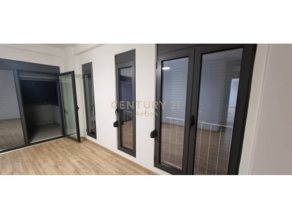 Tirane, jepet me qera apartament 2+1 Kati 4, 135 m² 1.090 € 