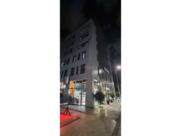 Tirane, jepet me qera apartament 2+1 Kati 4, 135 m² 1.090 € 