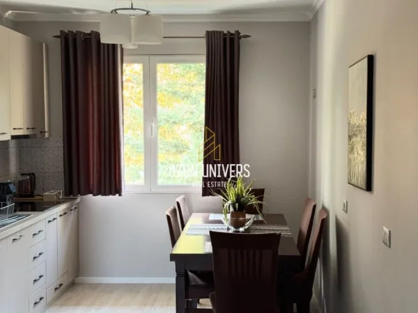 Tirane, jepet me qera apartament 2+1 Kati 3, 120 m² 520 € (Rruga Lord Bajron)