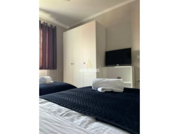 Tirane, jepet me qera apartament 2+1 Kati 3, 120 m² 520 € (Rruga Lord Bajron)