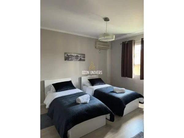 Tirane, jepet me qera apartament 2+1 Kati 3, 120 m² 520 € (Rruga Lord Bajron)