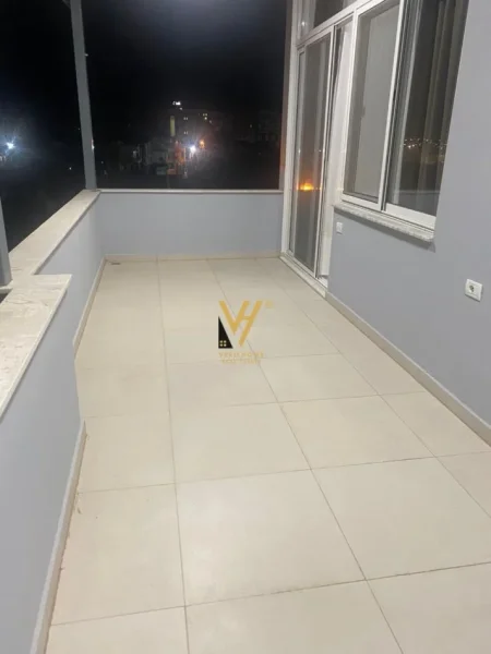 Tirane, jepet me qera apartament 1+1+Ballkon Kati 3, 65 m² 400 € (LAPRAKE)