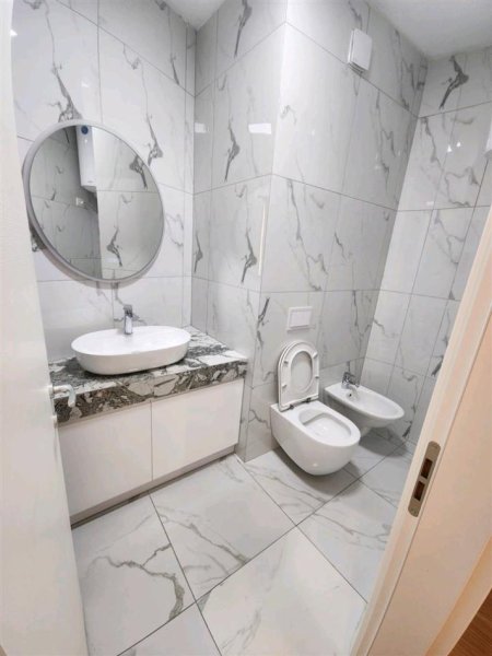 Tirane, jepet me qera zyre Kati 6, 115 m² 1.000 € (KOPSHTI ZOLOGJIK)