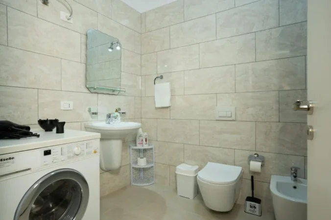 Tirane, jepet me qera apartament 1+1+Ballkon Kati 3, 70 m² 700 € (Rruga e Kavajes)