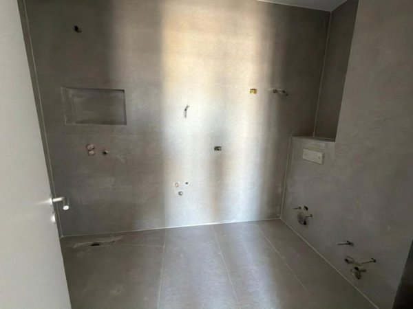 Tirane, shitet apartament 2+1+2+Ballkon Kati 8, 136 m² 129.000 € (UNIVERS CITY)