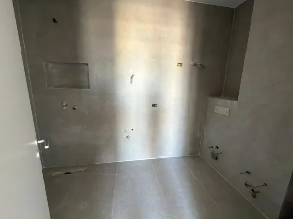 Tirane, shitet apartament 2+1+2+Ballkon Kati 8, 136 m² 129.000 € (UNIVERS CITY)