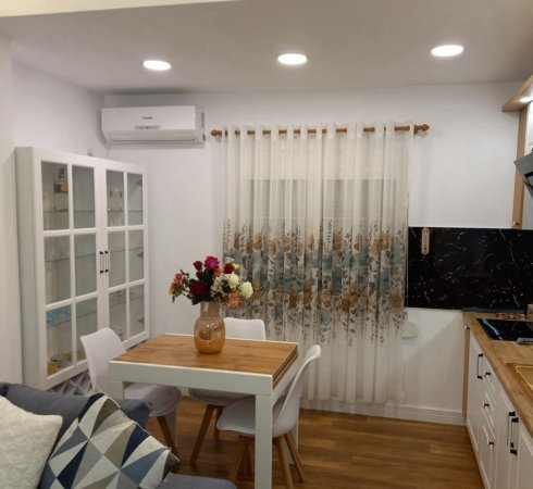 Tirane, jepet me qera apartament 1+1 Kati 4, 70 m² 750 € (BLLOKU)
