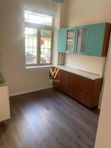 Tirane, jepet me qera ambjent biznesi Kati 1, 75 m² 1.500 € (RRUGA E DIBRES)