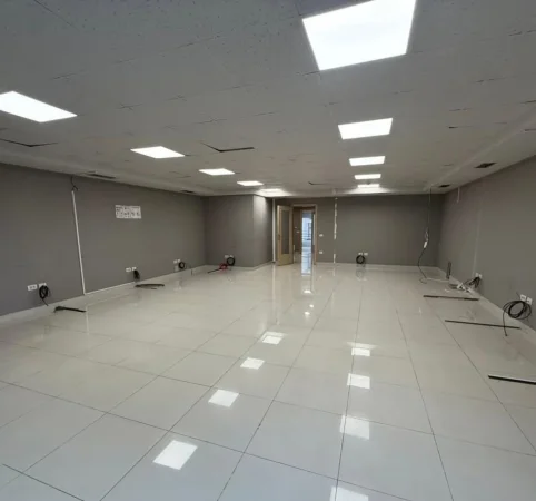 Tirane, jepet me qera zyre , 210 m² 3.150 € (Blloku)