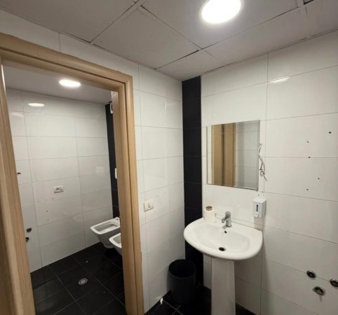 Tirane, jepet me qera zyre , 210 m² 3.150 € (Blloku)