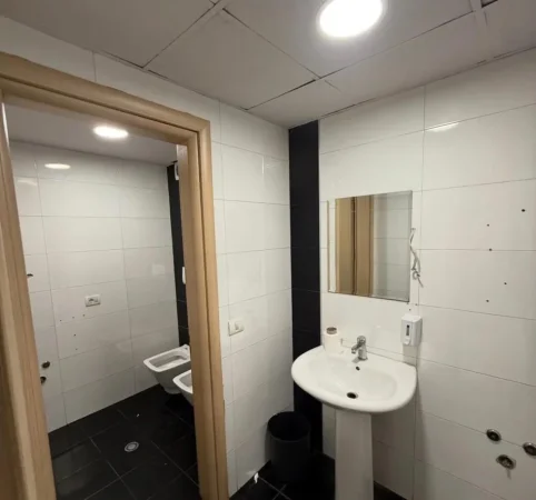 Tirane, jepet me qera zyre , 210 m² 3.150 € (Blloku)