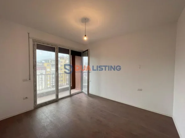 Tirane, jepet me qera zyre , 85 m² 800 € (Pazari i Ri)