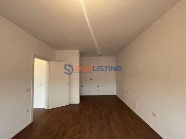 Tirane, jepet me qera zyre , 85 m² 800 € (Pazari i Ri)