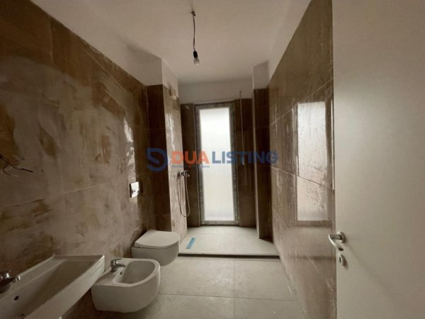 Tirane, jepet me qera zyre , 85 m² 800 € (Pazari i Ri)