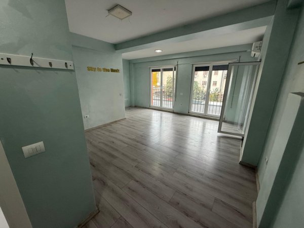 Tirane, jepet me qera zyre , 75 m² 600 € (21 Dhjetori)