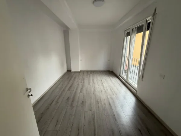 Tirane, jepet me qera zyre , 75 m² 600 € (21 Dhjetori)