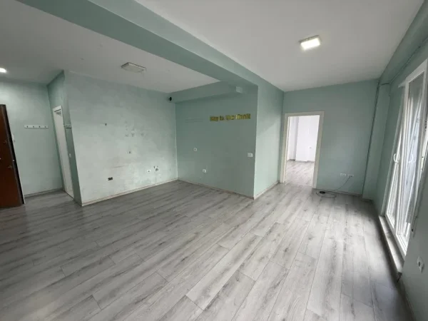 Tirane, jepet me qera zyre , 75 m² 600 € (21 Dhjetori)