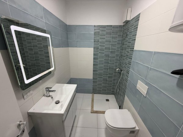 Tirane, jepet me qera zyre , 75 m² 600 € (21 Dhjetori)