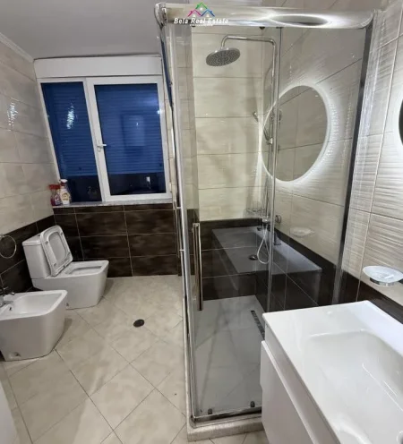 Tirane, jepet me qera apartament 2+1+Ballkon Kati 4, 85 m² 850 € (Rruga e Barrikadave)