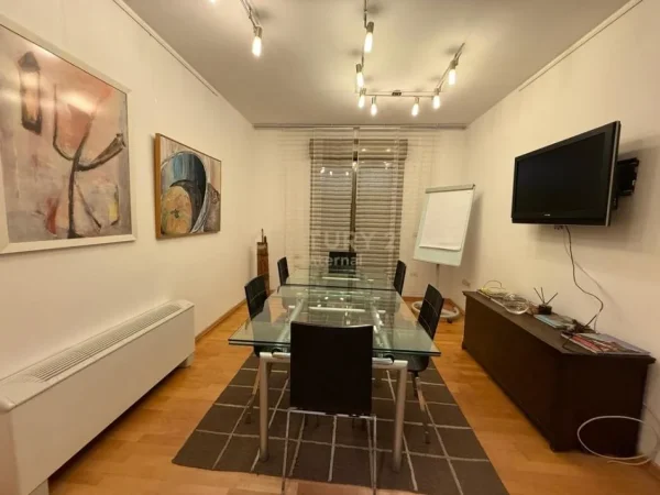 Tirane, jepet me qera ambjent biznesi Kati 9, 127 m² 1.100 € (Qender)