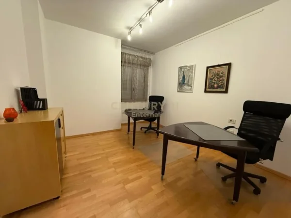 Tirane, jepet me qera ambjent biznesi Kati 9, 127 m² 1.100 € (Qender)