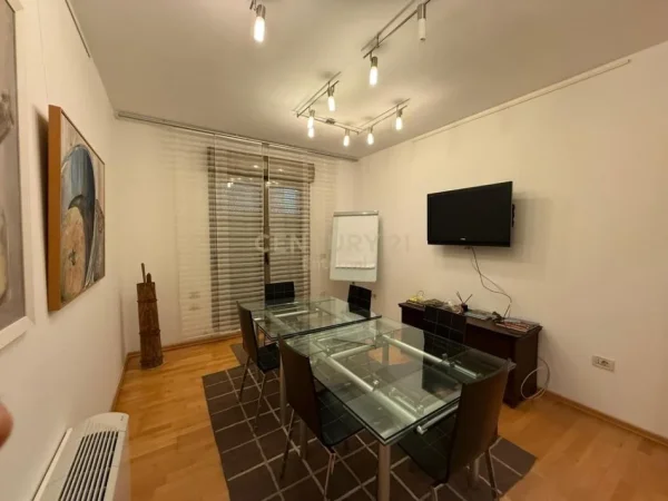 Tirane, jepet me qera ambjent biznesi Kati 9, 127 m² 1.100 € (Qender)