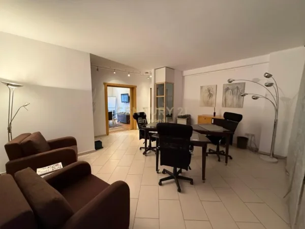 Tirane, jepet me qera ambjent biznesi Kati 9, 127 m² 1.100 € (Qender)