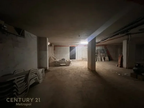 Tirane, jepet me qera ambjent biznesi Kati 0, 360 m² 700 € (Selvia)