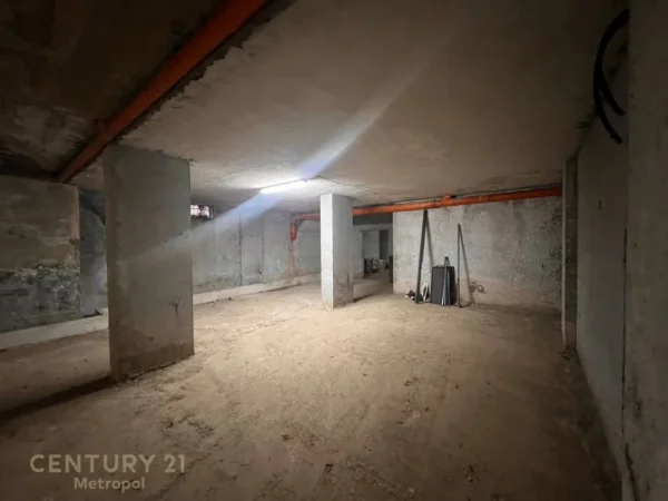 Tirane, jepet me qera ambjent biznesi Kati 0, 360 m² 700 € (Selvia)