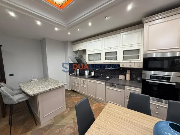 Tirane, jepet me qera apartament 3+1+Ballkon , 150 m² 1.300 € (Bulevardi Zogu I)