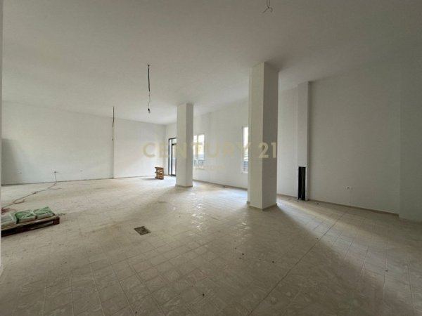 Tirane, jepet me qera ambjent biznesi Kati 0, 213 m² 3.500 € (Rrethrrotullimi Shkozes)