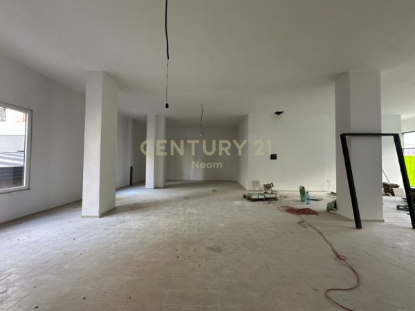 Tirane, jepet me qera ambjent biznesi Kati 0, 213 m² 3.500 € (Rrethrrotullimi Shkozes)