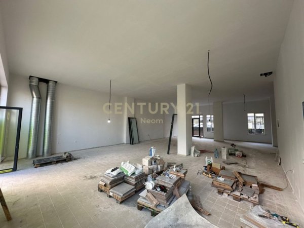 Tirane, jepet me qera ambjent biznesi Kati 0, 213 m² 3.500 € (Rrethrrotullimi Shkozes)
