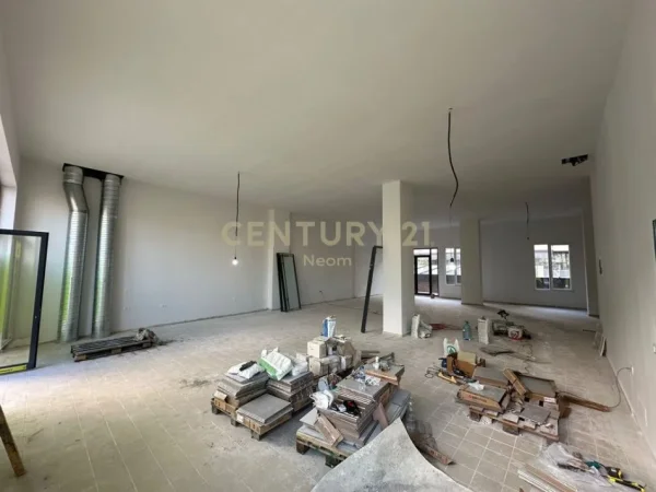Tirane, jepet me qera ambjent biznesi Kati 0, 213 m² 3.500 € (Rrethrrotullimi Shkozes)