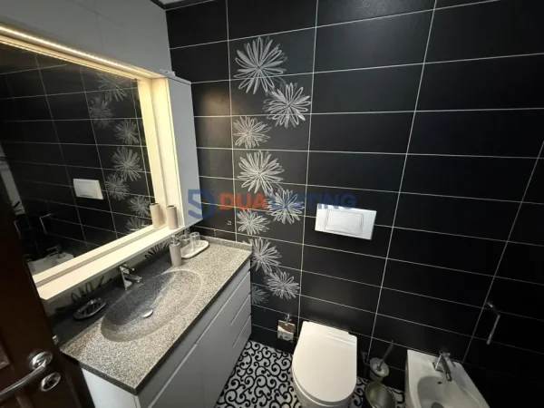 Tirane, jepet me qera apartament 3+1+Ballkon , 150 m² 1.300 € (Bulevardi Zogu I)