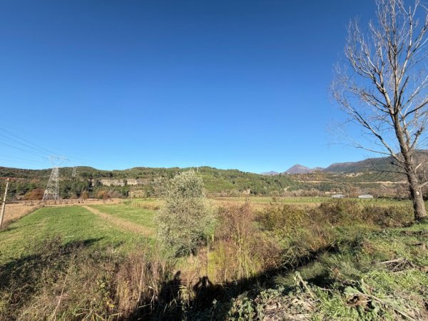 Tirane, toke , 2.800 m² 