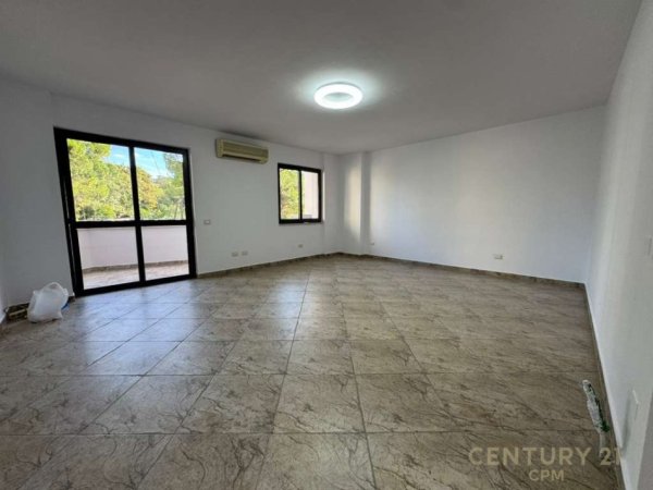 Tirane, jepet me qera ambjent biznesi Kati 3, 105 m² 1.000 € (Rruga Faik Konica)