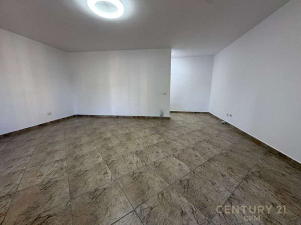 Tirane, jepet me qera ambjent biznesi Kati 3, 105 m² 1.000 € (Rruga Faik Konica)