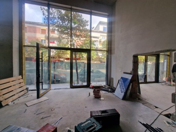 Tirane, jepet me qera ambjent biznesi Kati 0, 125 m² 3.500 € (Rruga e Barrikadave)