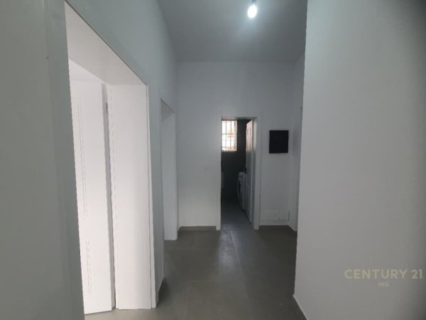 Tirane, jepet me qera ambjent biznesi Kati 1, 72 m² 1.000 € (Rruga Mine Peza)