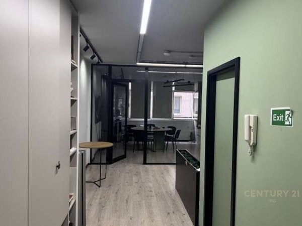 Tirane, jepet me qera ambjent biznesi Kati 1, 118 m² 2.000 € (Blloku)