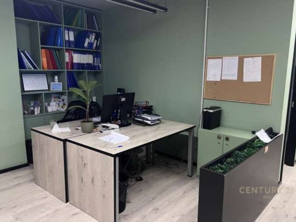 Tirane, jepet me qera ambjent biznesi Kati 1, 118 m² 2.000 € (Blloku)