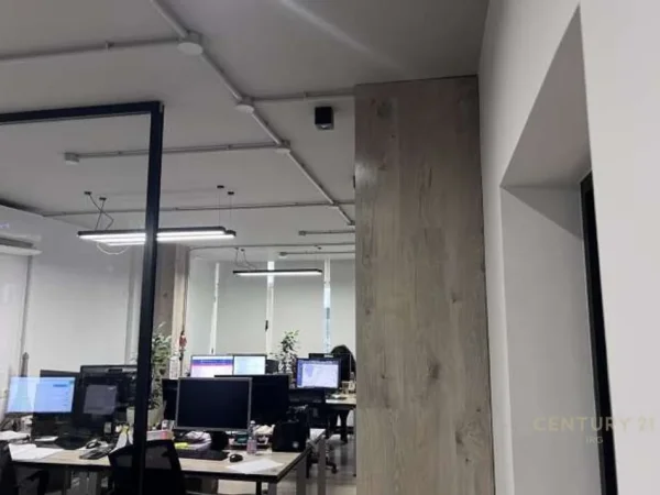 Tirane, jepet me qera ambjent biznesi Kati 1, 118 m² 2.000 € (Blloku)