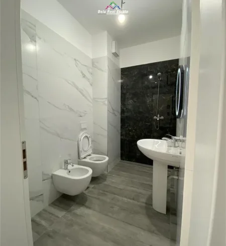 Tirane, jepet me qera zyre Kati 6, 70 m² 700 € (Komuna e Parisit)