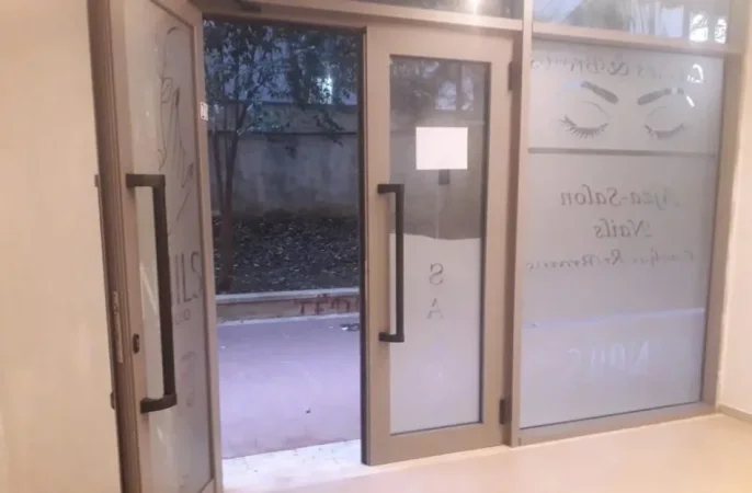 Tirane, jepet me qera ambjent biznesi Kati 1, 30 m² 300 € (Kinostudio)