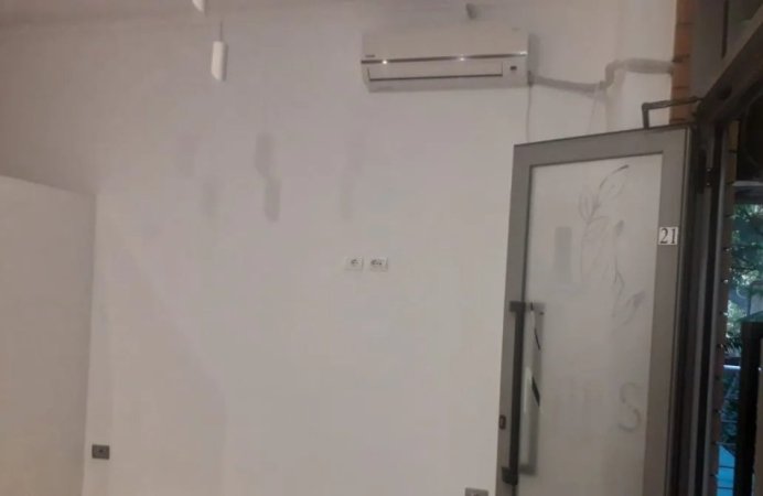 Tirane, jepet me qera ambjent biznesi Kati 1, 30 m² 300 € (Kinostudio)