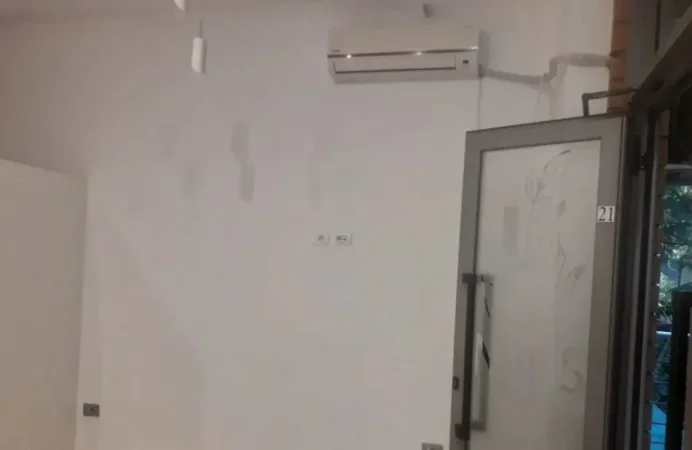 Tirane, jepet me qera ambjent biznesi Kati 1, 30 m² 300 € (Kinostudio)