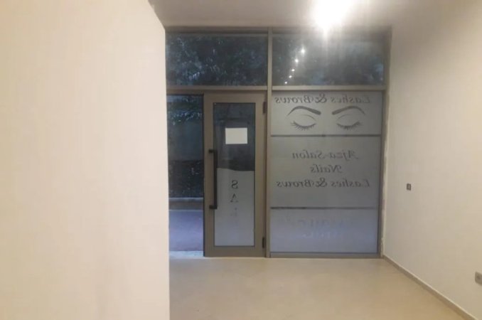 Tirane, jepet me qera ambjent biznesi Kati 1, 30 m² 300 € (Kinostudio)