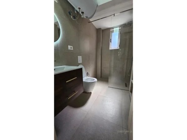 Tirane, jepet me qera apartament 1+1 Kati 3, 66 m² 650 € (Qender)