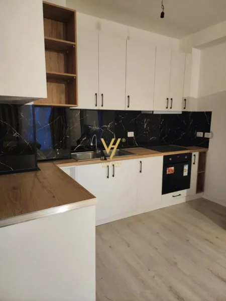 Tirane, jepet me qera apartament 2+1+Ballkon Kati 7, 90 m² 550 € (UNIVERS CITY)